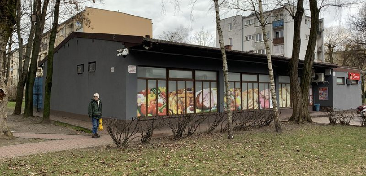 Mieszkanka: piją i zaczepiają ludzi pod okiem kamery