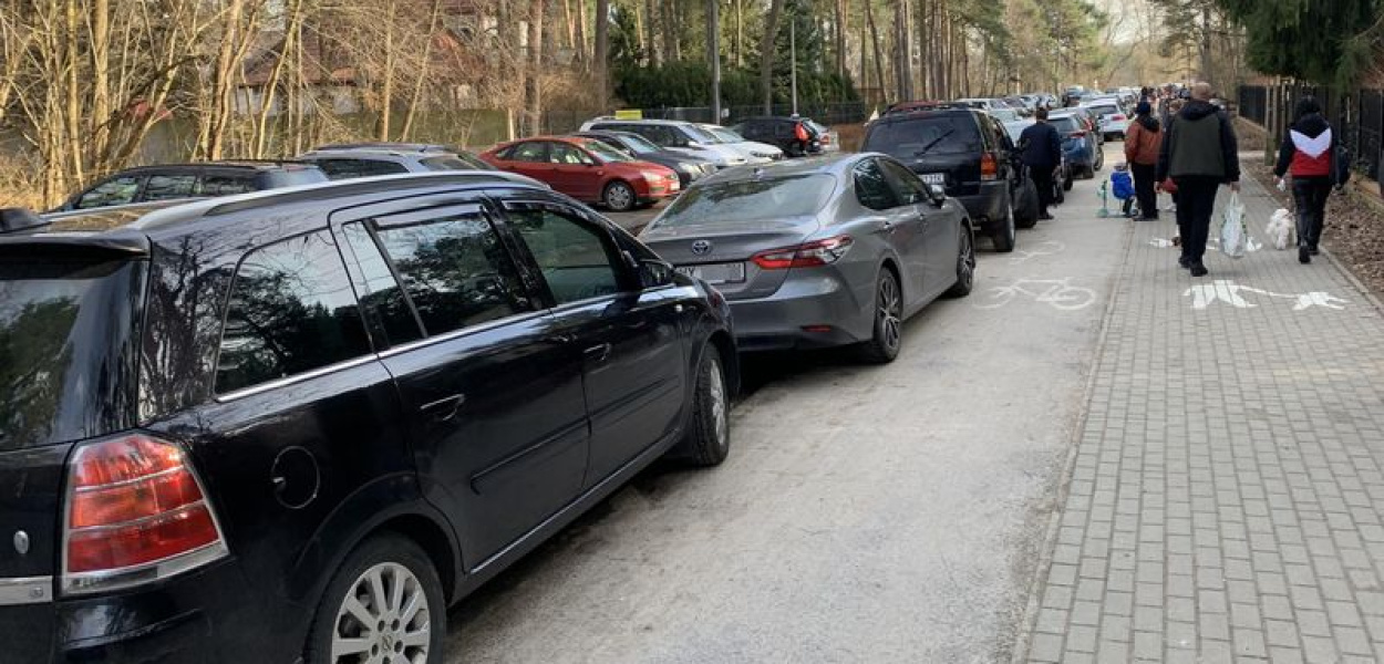 Bałagan na Górkach Szymona. Samochody parkują, gdzie popadnie...