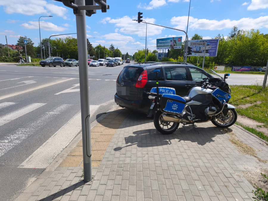 samochód i motocykl policyjny