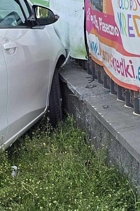 Zasłabła za kierownicą i uderzyła w ogrodzenie-2529