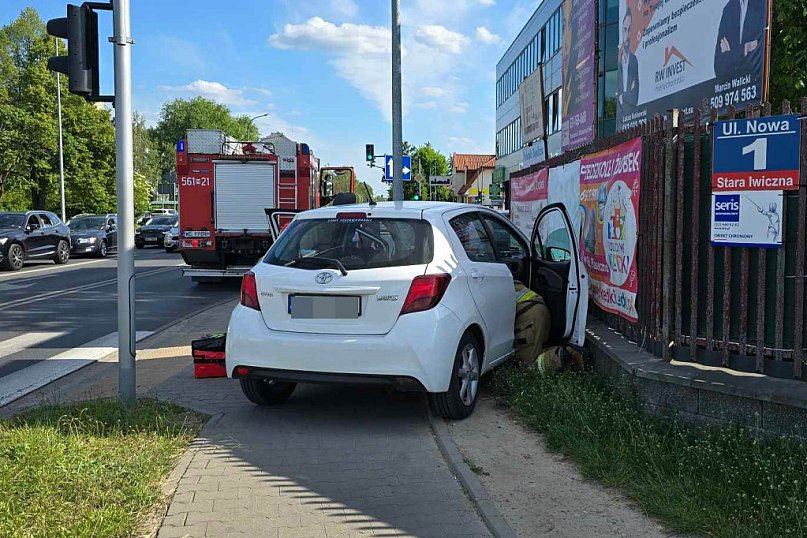 Zasłabła za kierownicą i uderzyła w ogrodzenie