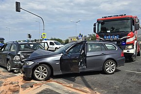 Bmw uderzyło w bwm. Ucierpiała też karetka-2550