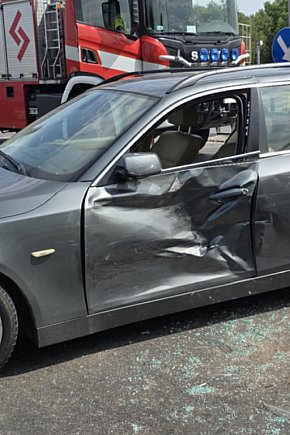 Bmw uderzyło w bwm. Ucierpiała też karetka-2550