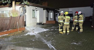 Pożar skrzynki elektrycznej i zabytkowego samochodu. Gwiżdżący czajnik wezwał pomo-104003