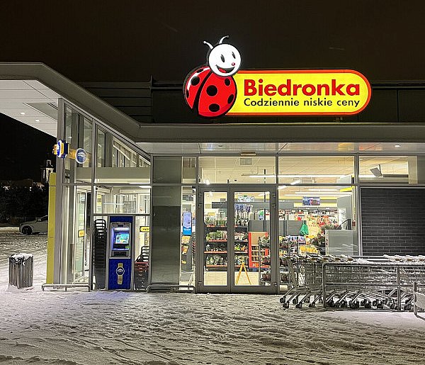 Biedronka doliczy nową opłatę. Zmiana dotknie niemal każdego klienta-104344