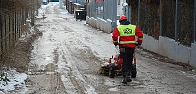 Wykonawca bloku na bieżąco czyści drogę