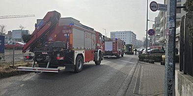 Zjechał z drogi, uderzył w ogrodzenie i uszkodził zaparkowane auto-105403