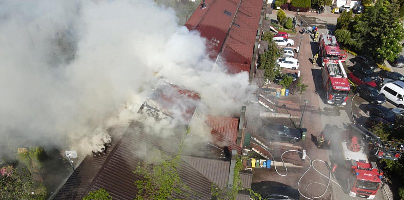 18 zastępów walczy z żywiołem. 2 strażaków poszkodowanych - 106709