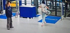 Zamiast uciekać – wtopiła się w tło! 