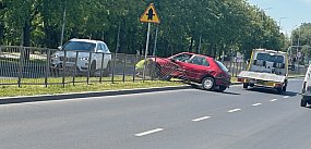 Peugeot wpadł na barierkę