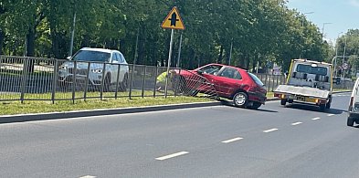 Peugeot wpadł na barierkę-106734