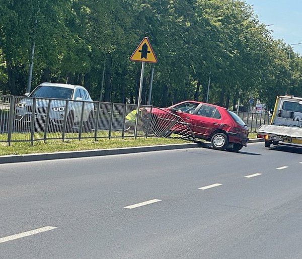 Peugeot wpadł na barierkę-106734