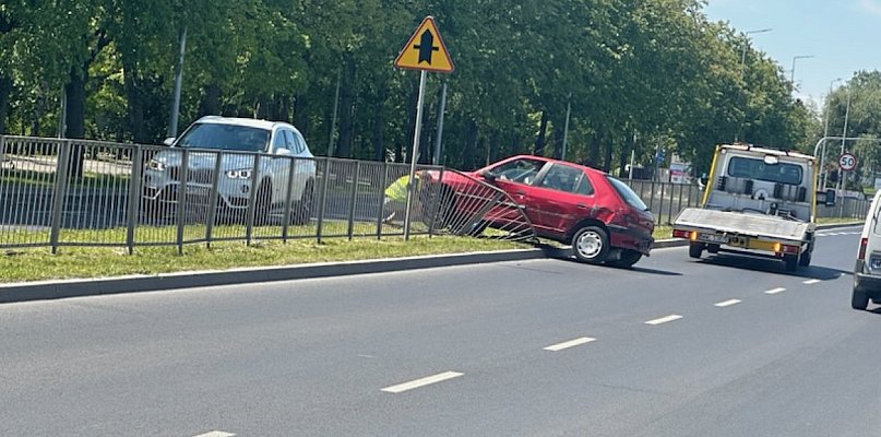Peugeot wpadł na barierkę - 106734