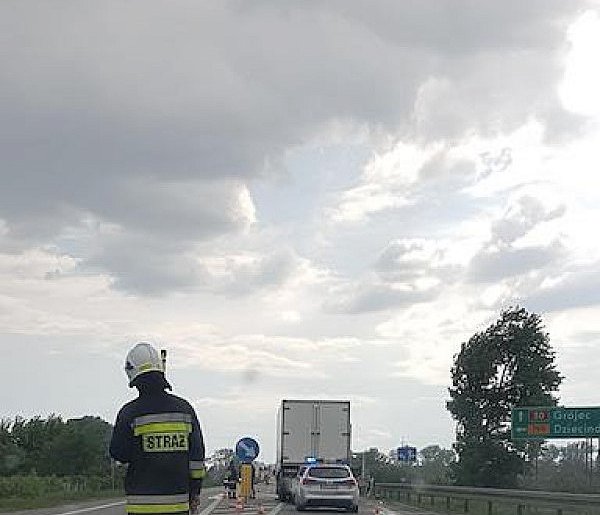Poważne utrudnienia na DK50. Wypadek, policja kieruje ruchem-106870