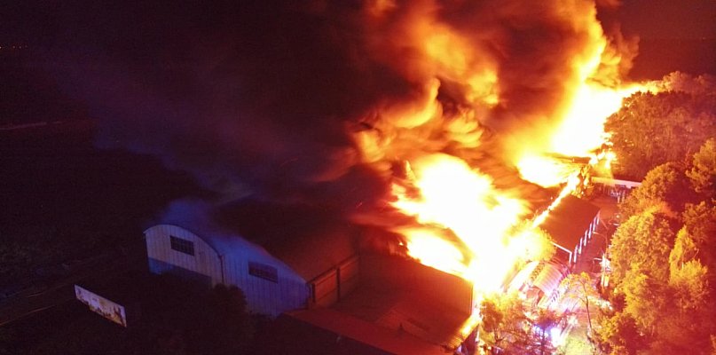Pożar hali magazynowej w Kawęczynie, zamykajcie okna! - 106920