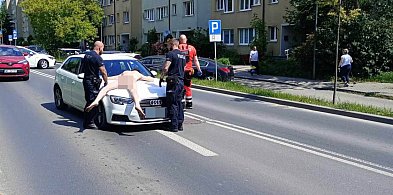 Nagi mężczyzna rzucił się na samochód-106937