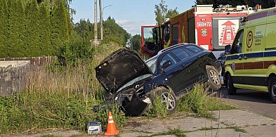 Mężczyzna podróżujący z dwójką dzieci zjechał do rowu-106970