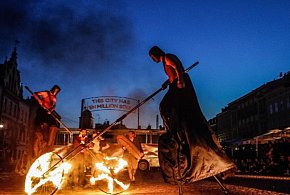 Teatr uliczny w Piasecznie, będzie gorąco-107375