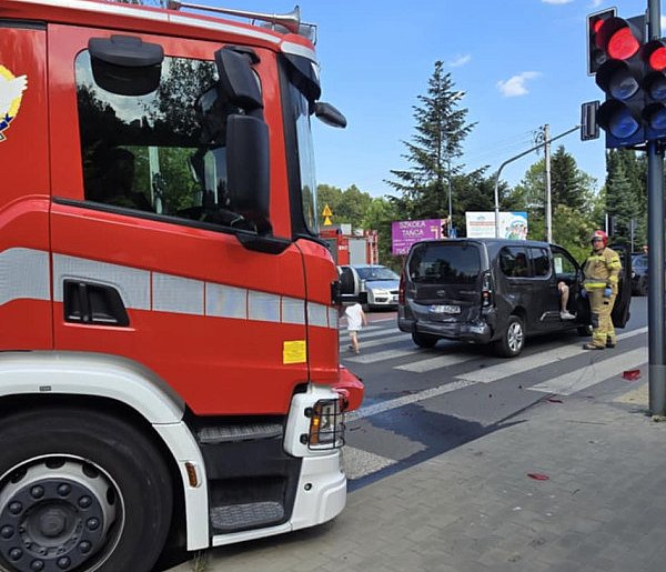 Kolizja z udziałem trzech aut. Sprawczyni odjechała-107549