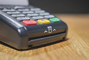 Zakaz sprzedaży i większy nadzór. Tych produktów nie kupią już nieletni-107614
