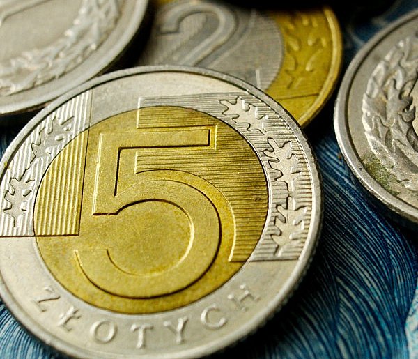 Setki tysięcy Polaków otrzymały nowe świadczenie. Co z resztą?-107691