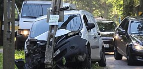 Uderzył w słup i wjechał do rowu