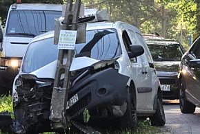 Uderzył w słup i wjechał do rowu-108017