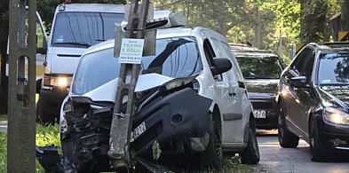 Uderzył w słup i wjechał do rowu-108017
