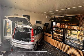 Auto wjechało w piekarnię! Cudem nikt nie zginął-108273