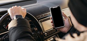 Nie zauważył policjanta, bo gadał przez telefon