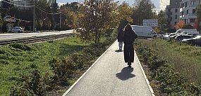 Chodnik pełen zagrożeń. Radna interweniuje