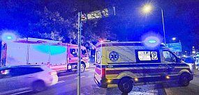 Zapatrzył się w telefon i wszedł pod samochód