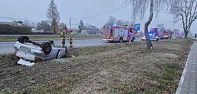 Zjechał do rowu i dachował