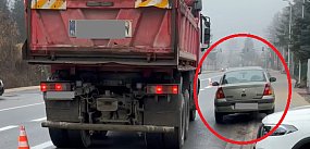 Utrudnienia na 721 przez porzucone auto