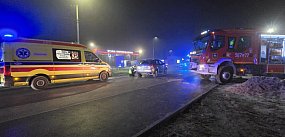 Mężczyzna wpadł pod samochód