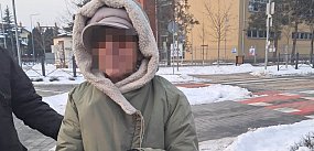 Przemarznięta seniorka potrzebuje pomocy