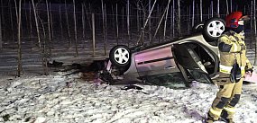 Uderzył w przystanek i dachował