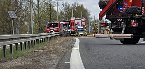 Ciężarówka uderzyła w bariery