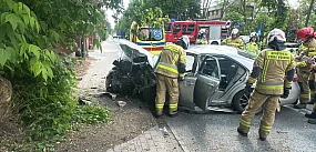 Wypadek na Mirkowskiej. Auto rozbiło się na drzewie