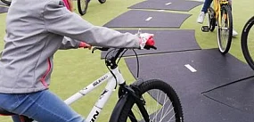 Egzamin na kartę rowerową na parkingu