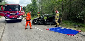 Czołowe zderzenie ze śmieciarką. Droga zablokowana