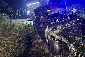 Samochód stanął w ogniu-2622
