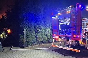 Pożar drewnianego domu. Trwa akcja gaśnicza-2658