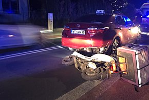 Skuter wjechał w tył taksówki-108748