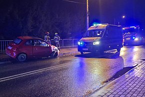 Zjechał z jezdni i zatrzymał się na słupie-109278