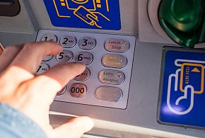 Z kont znikały pieniądze. Policja i bank badają ogólnopolski incydent-109542