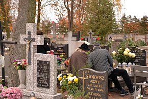 Savoir-vivre na 1 listopada. Jak się zachować podczas wizyty na cmentarzu?-109657