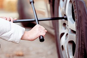 Z pozoru drobiazg, a może skończyć się tragedią. Urząd ostrzega kierowców-109774