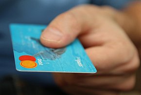 Fiskus skontroluje płatności kartą Polaków? Resort zabiera głos-109967