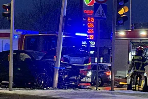 Samochód osobowy uderzył w słup na Puławskiej-110021
